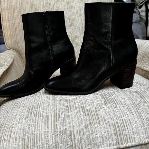 LUCKY BRAND Sz 9 LOW BOOTS zip side EXC like new cond. worn once ! Make …