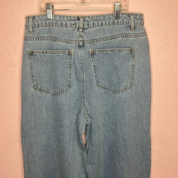Main Strip Boutique Women’s Rhinestone Star Straight Leg Jeans. Size L