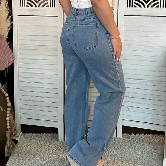 Main Strip Boutique Women’s Rhinestone Star Straight Leg Jeans. Size L