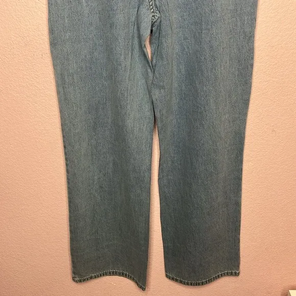 Main Strip Boutique Women’s Rhinestone Star Straight Leg Jeans. Size L