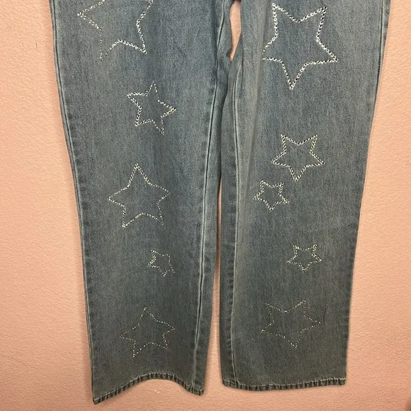 Main Strip Boutique Women’s Rhinestone Star Straight Leg Jeans. Size L