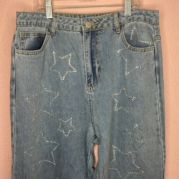 Main Strip Boutique Women’s Rhinestone Star Straight Leg Jeans. Size L