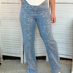 Main Strip Boutique Women’s Rhinestone Star Straight Leg Jeans. Size L