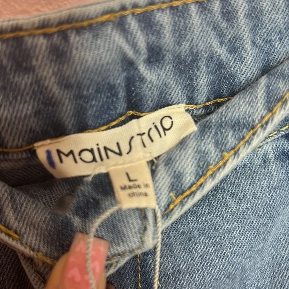 Main Strip Boutique Women’s Rhinestone Star Straight Leg Jeans. Size L