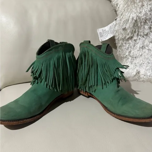 Man made boots with fringe in green suede! Excellent quality! Fun &amp; unique
