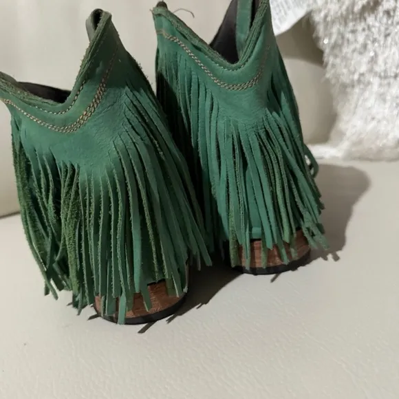 Man made boots with fringe in green suede! Excellent quality! Fun &amp; unique