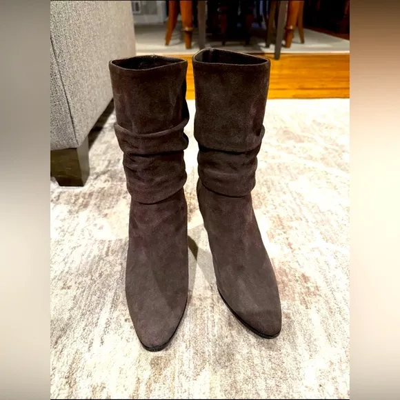 MANOLO BLAHNIK suede slouch boots. Size 9