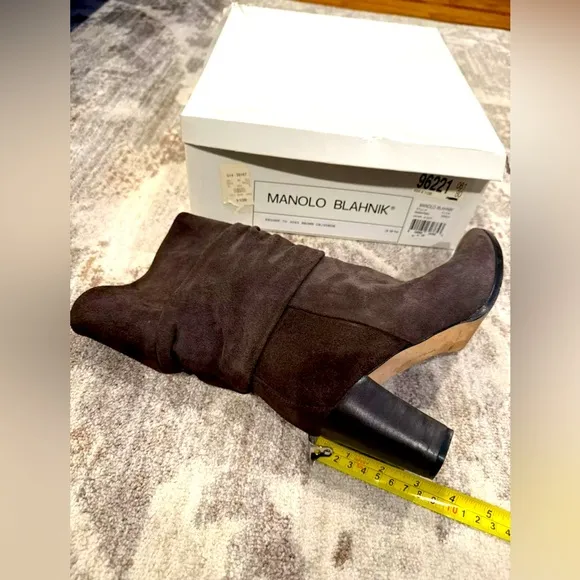 MANOLO BLAHNIK suede slouch boots. Size 9