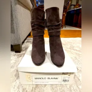 MANOLO BLAHNIK suede slouch boots. Size 9