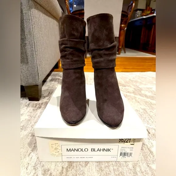 MANOLO BLAHNIK suede slouch boots. Size 9