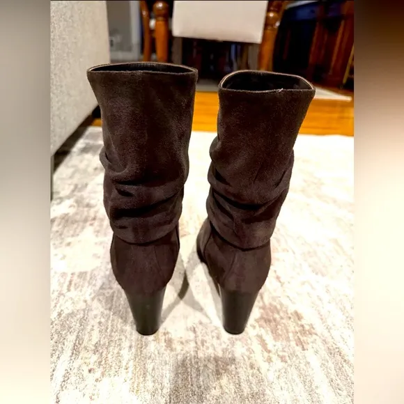 MANOLO BLAHNIK suede slouch boots. Size 9
