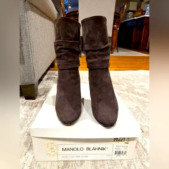 MANOLO BLAHNIK suede slouch boots. Size 9
