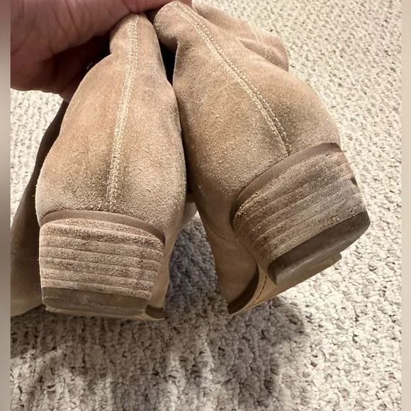 Marc Fisher Pointed toe Suede knee high suede boots, block heel.  Size 8