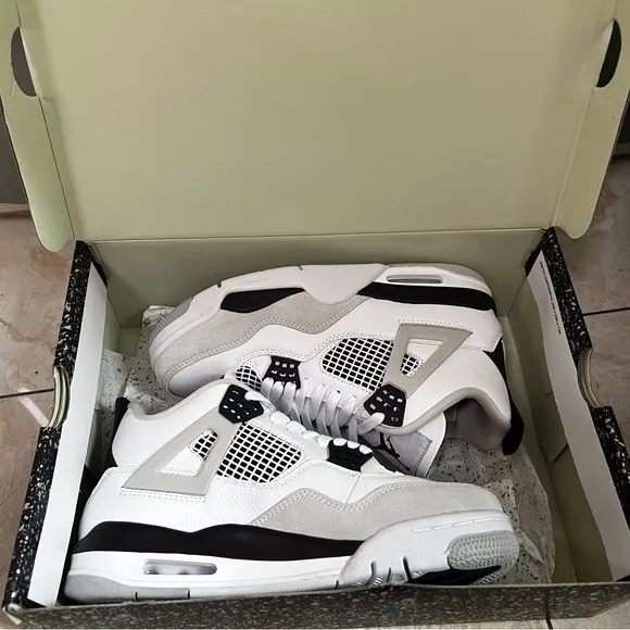 Men’s Size 10.5 ❤️ New Air Jordan 4 Retro White and Black Sneakers