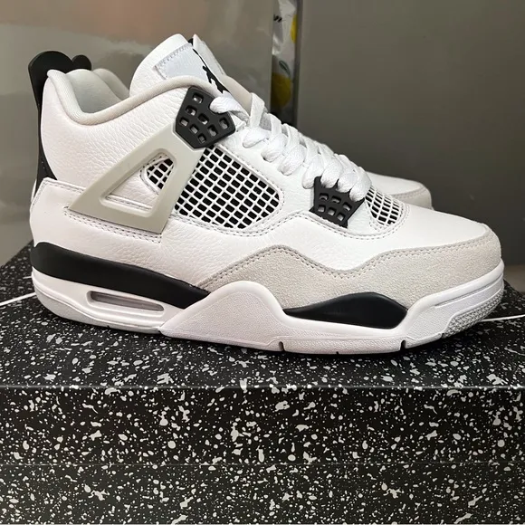 Men’s Size 10.5 ❤️ New Air Jordan 4 Retro White and Black Sneakers