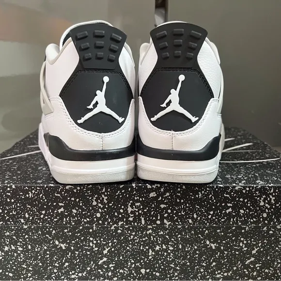 Men’s Size 10.5 ❤️ New Air Jordan 4 Retro White and Black Sneakers
