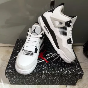 Men’s Size 10.5 ❤️ New Air Jordan 4 Retro White and Black Sneakers