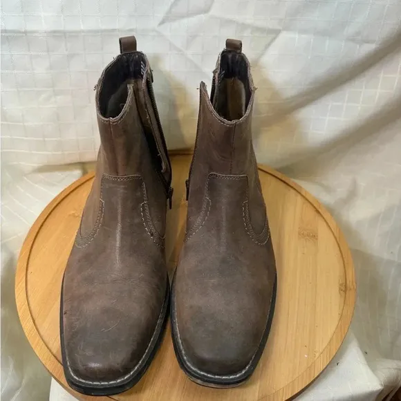 Men's Slip On  Brown Leather Clarks Boots Size 7.5 Square Toe Casual Cowboy