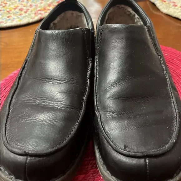 Mens Ugg Black Leather and Genuine Sheepskin Loafers Size 12