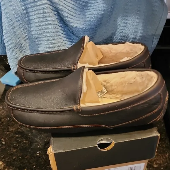 Men's  UGG LEATHER SLIPPERS PRE-OWNED  SIZE 11 3E Brown Leather Loafers