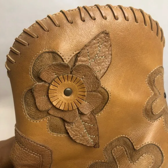 MIA Boho Daisy Leather Ankle Boots Floral Accents Western Style Tan 8.5M