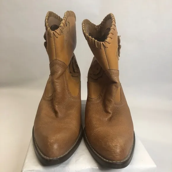 MIA Boho Daisy Leather Ankle Boots Floral Accents Western Style Tan 8.5M