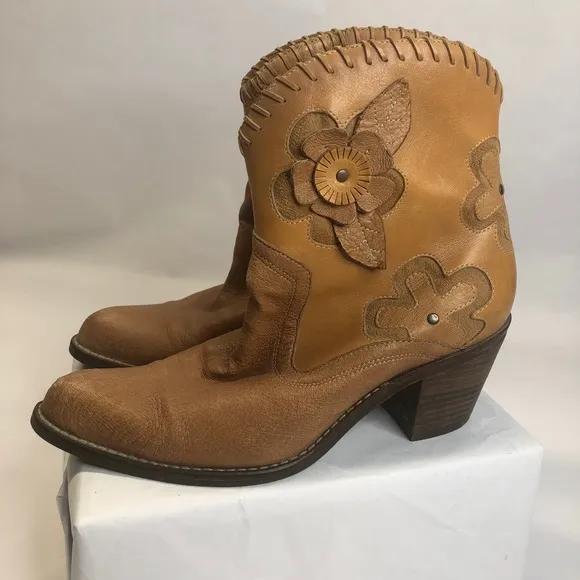 MIA Boho Daisy Leather Ankle Boots Floral Accents Western Style Tan 8.5M