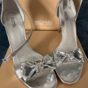 Michael Kors Paris Sequin Bow Silver High Heel. new never worn