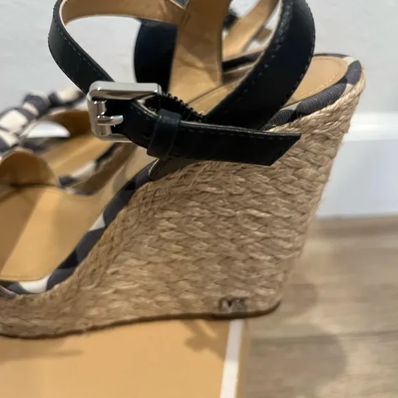 Michael Kors Woman Black/ White Classic Bow Front Platform Sandals, Size…