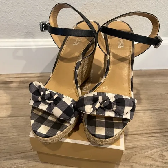 Michael Kors Woman Black/ White Classic Bow Front Platform Sandals, Size…