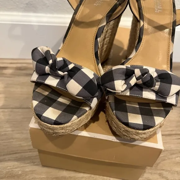 Michael Kors Woman Black/ White Classic Bow Front Platform Sandals, Size…