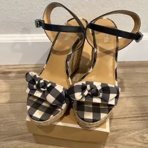 Michael Kors Woman Black/ White Classic Bow Front Platform Sandals, Size…
