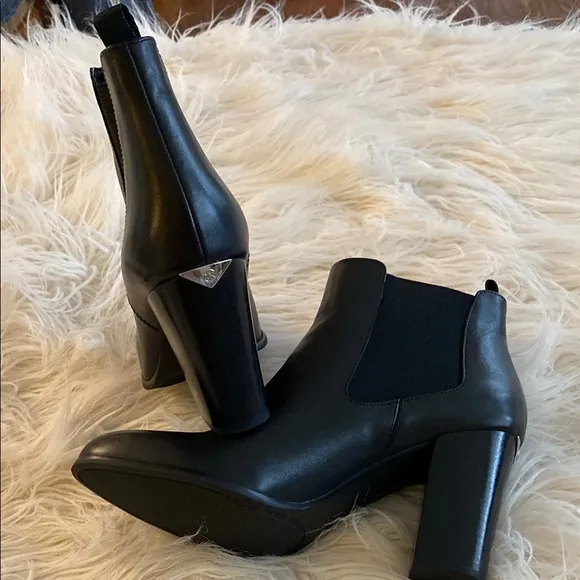 MICHAEL Michael KORS Black Leather Ankle Boots