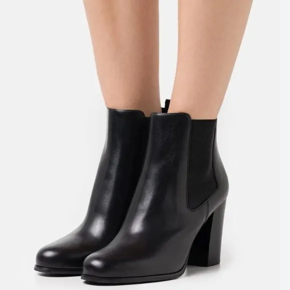MICHAEL Michael KORS Black Leather Ankle Boots