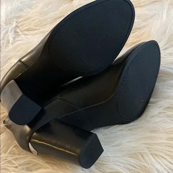 MICHAEL Michael KORS Black Leather Ankle Boots