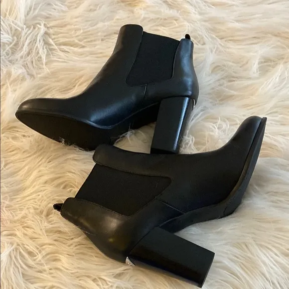 MICHAEL Michael KORS Black Leather Ankle Boots