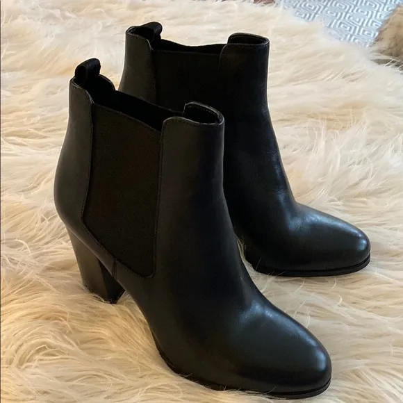 MICHAEL Michael KORS Black Leather Ankle Boots