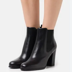 MICHAEL Michael KORS Black Leather Ankle Boots