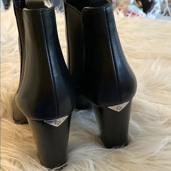 MICHAEL Michael KORS Black Leather Ankle Boots