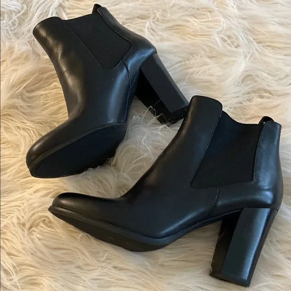 MICHAEL Michael KORS Black Leather Ankle Boots