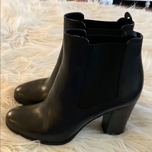 MICHAEL Michael KORS Black Leather Ankle Boots