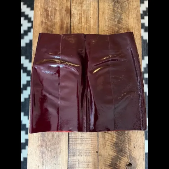 Mini skirt in trendy leather pop of red