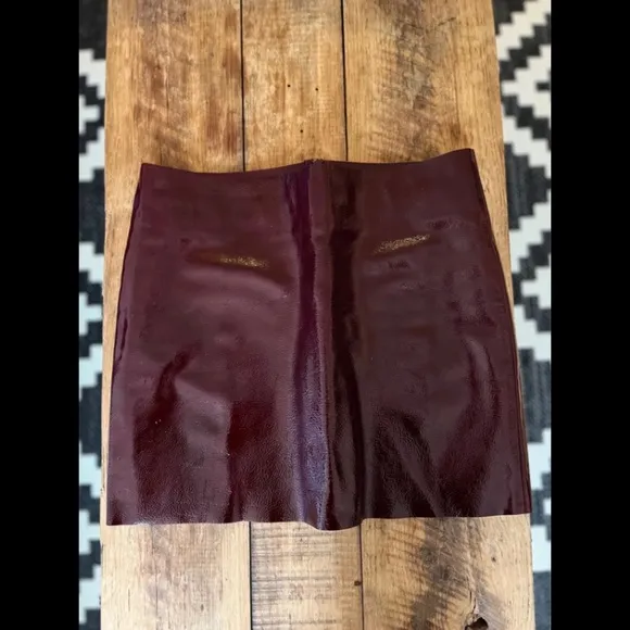 Mini skirt in trendy leather pop of red