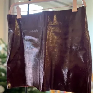 Mini skirt in trendy leather pop of red