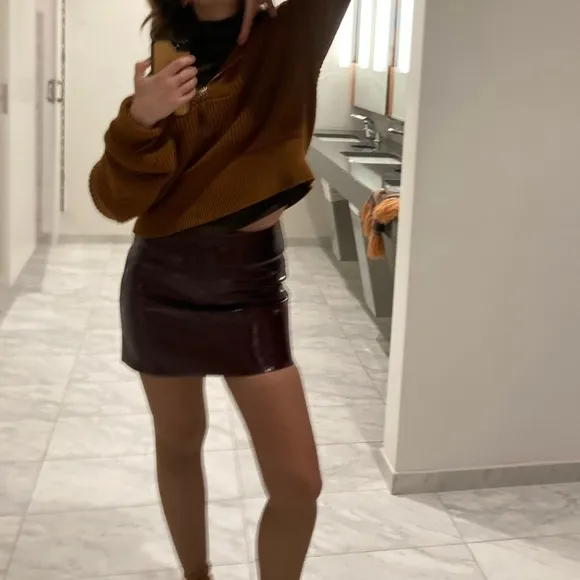 Mini skirt in trendy leather pop of red