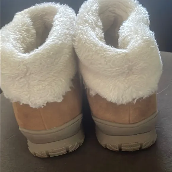 Minnetonka Women’s 9 Cozy Brown Winter Boots with Plush Lining