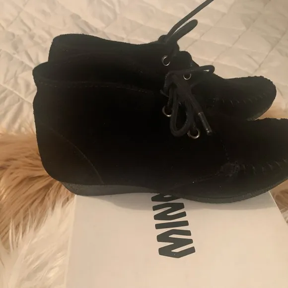 MINNIETONKA BLACK SUEDE BOOTS.