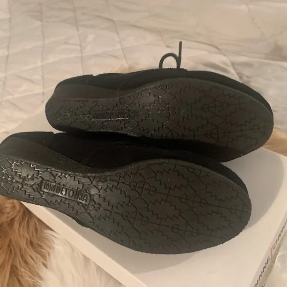 MINNIETONKA BLACK SUEDE BOOTS.