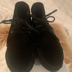 MINNIETONKA BLACK SUEDE BOOTS.