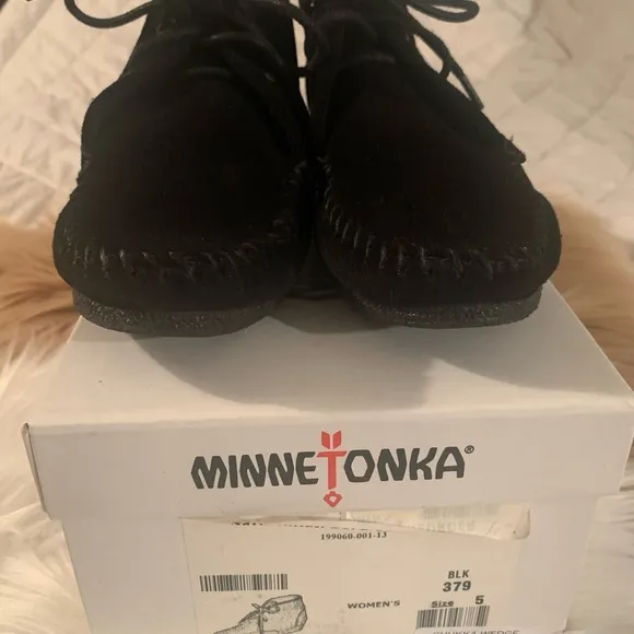 MINNIETONKA BLACK SUEDE BOOTS.